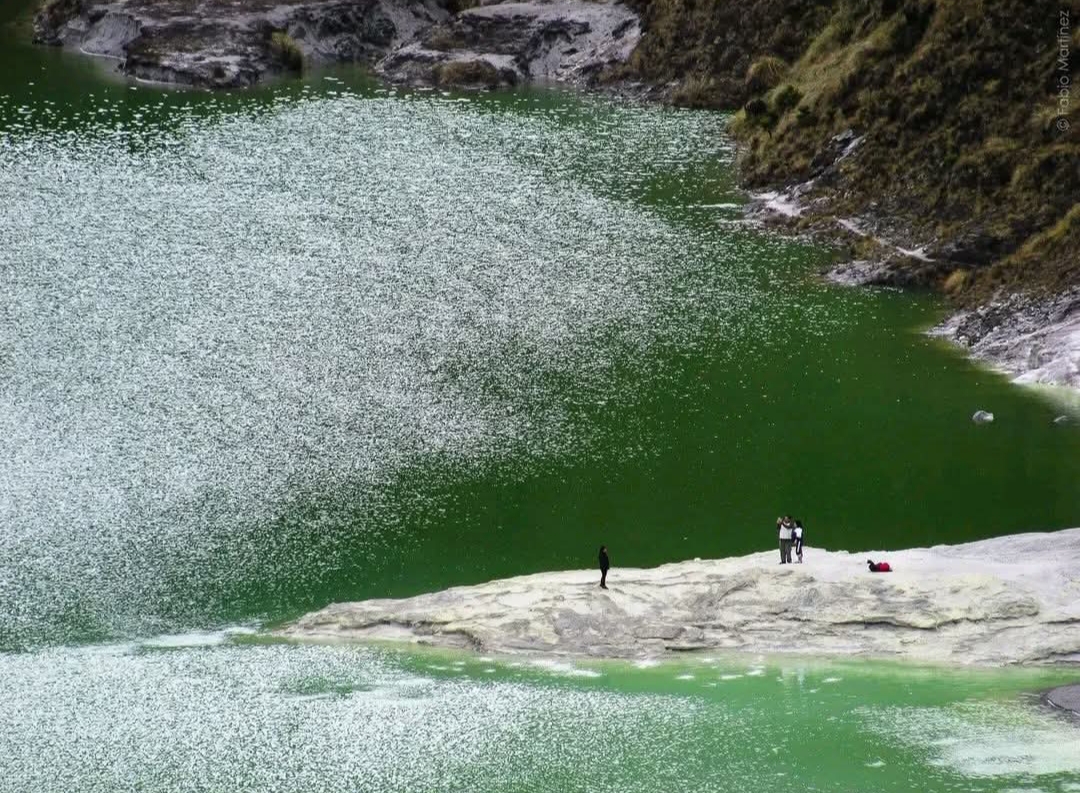 HERMOSA LAGUNA VERDE VOLCÁN AZUFRAL